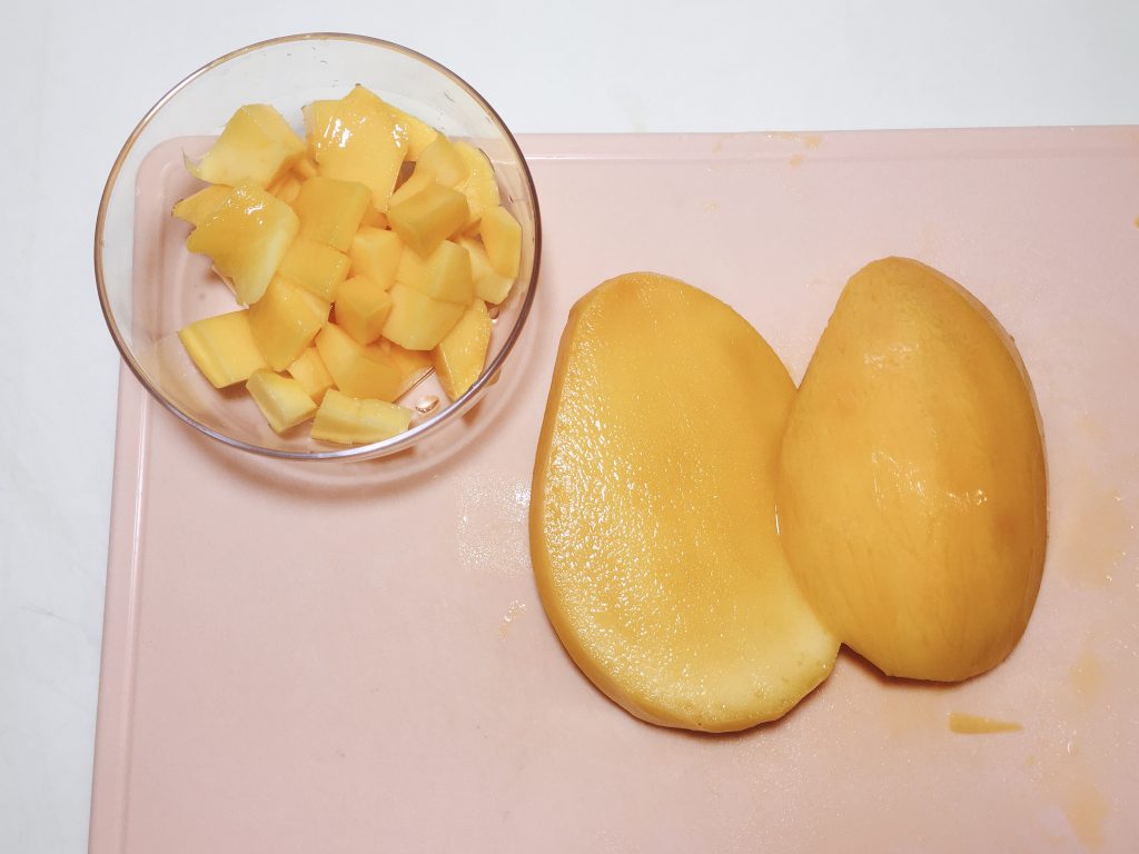 Dice the mango into pieces