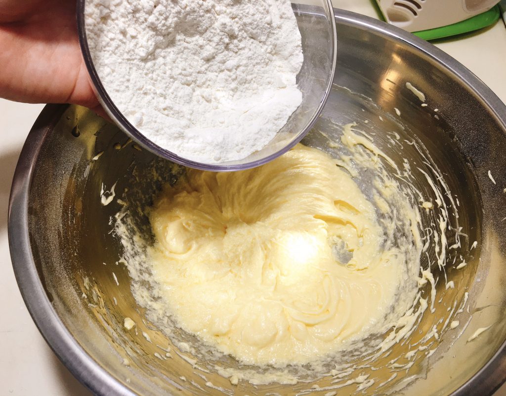 Add other cake flour in the mixing bowl